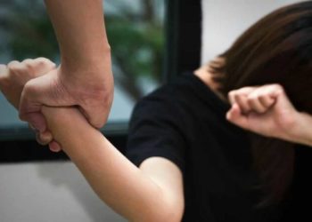 «Апасы жумушка кеткенде…» Түптө окуучу кызды өгөй атасы зордуктап жүргөнү маалымдалды