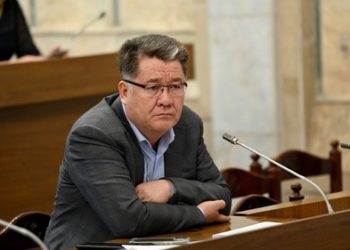 Депутат: «Окуучу кыздар кыска кийип, педофилдерди провокация кылып жатышат»