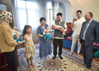 Бишкекте төрөлгөн үч эмдин үй-бүлөсүнө 90 миң сом берилди