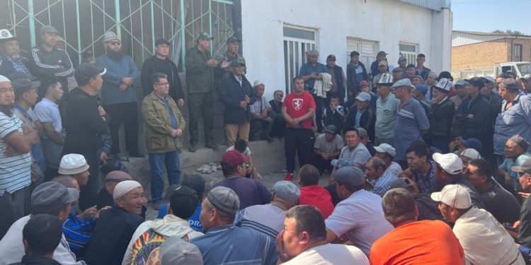 Депутаттар Баткендеги чек арачылар жана тургундар менен жолугушту