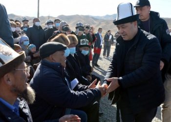 «1700дөн 3400 сомго чейин». Садыр Жапаров 1-октябрдан тартып пенсияны жогорулатуу чечими кабыл алынганын айтты