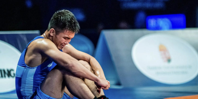 Дүйнө чемпиондугу. Эрназар Акматалиев менен Арсалан Будажапов коло үчүн күрөшөт