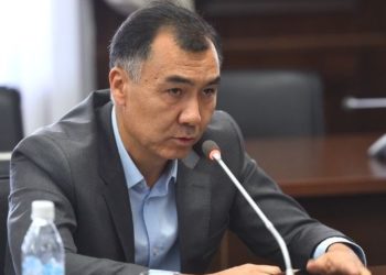 Равшан Жээнбеков Садыр Жапаровдун Алтын комиссиясын оппозиция жетектесин деген сунушун кабыл алышканын айтты