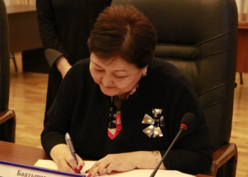 Депутаттар Гүлнара Баатырованы саламаттыкты сактоо министри кылып дайындоого макулдук берди