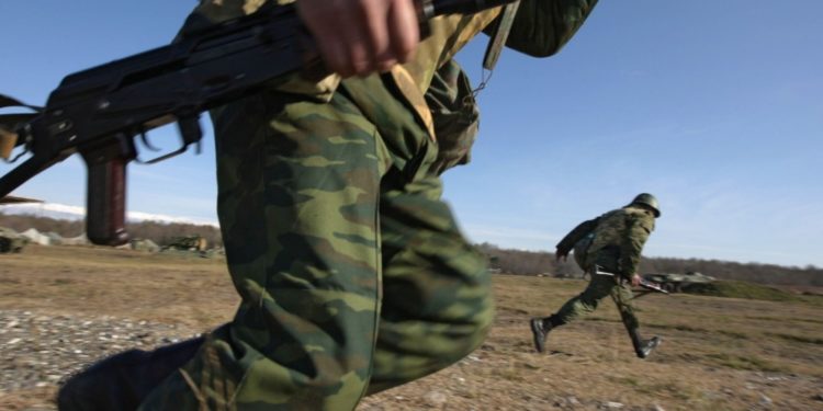 Депутат Тажикстандын кол салуусунан каза болгон Нарындын жоокерлеринин тизмесин окуду