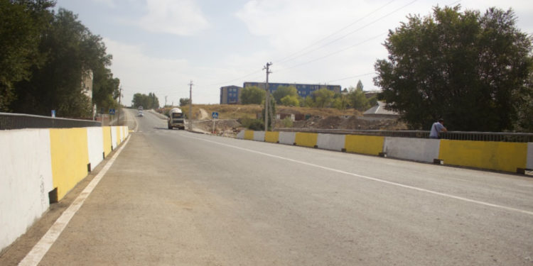 Кулак кагыш: «Дордой» базарынан шаарды көздөй жаңы көпүрө ачылган