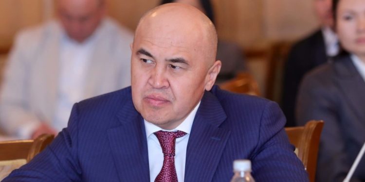 «Президенттин администрациясы кол куушуруп отурган жок». Султанбаев Сулаймановго жооп кылды