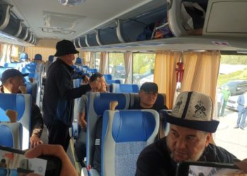 Депутаттар Ак Үйдөн түз эле Баткенге жөнөп жатышат (тизме)