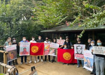 Кыргызстандыктар Тажикстандын Япониядагы элчилигинин жанында митинг өткөрүштү