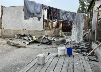 Садыр Жапаров Баткенде талкаланган үйлөрдүн ордуна суук түшкөнчө жаңысын салуу боюнча тапшырма берди