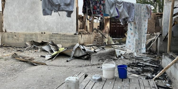 Садыр Жапаров Баткенде талкаланган үйлөрдүн ордуна суук түшкөнчө жаңысын салуу боюнча тапшырма берди