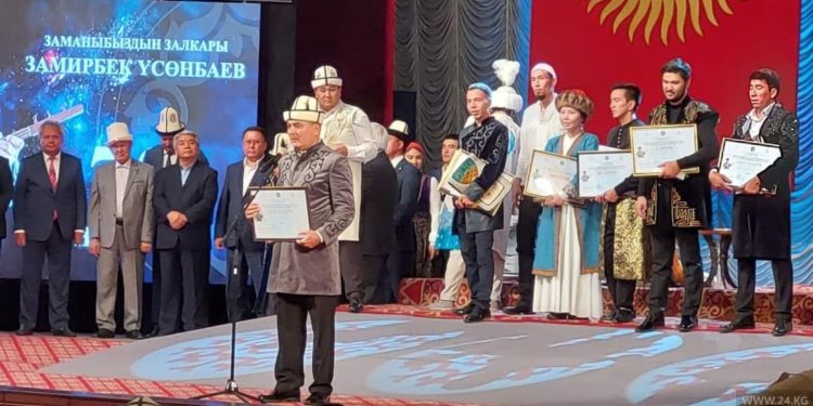 Кыргыз-казак айтышында Жеңишбек Жумакадыр менен Айтпай Жумагулов баш байгеге ээ болду