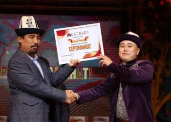 Манасчы Рысбай Исаков өзүнө берилген 2 бөлмөлүү батирди жаш манасчыга белек кылды