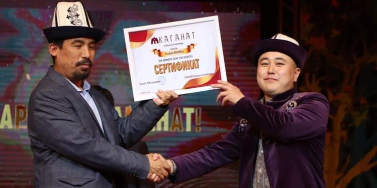 Манасчы Рысбай Исаков өзүнө берилген 2 бөлмөлүү батирди жаш манасчыга белек кылды