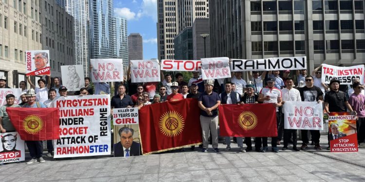 Чикагодо Кыргыз жарандары «Согушту токтот» каршылык акциясын өткөрүштү