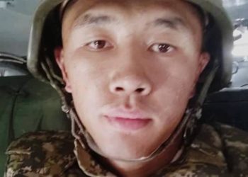 «Жакында эле үйлөнгөн». Взводдун командири Мухтарбек Сулаймановдун сөөгү Алайда жерге берилди