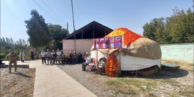 Тажикстандын кол салуусунан каза болгон Жалал-Абаддын төрт аскер кызматкери жерге берилди