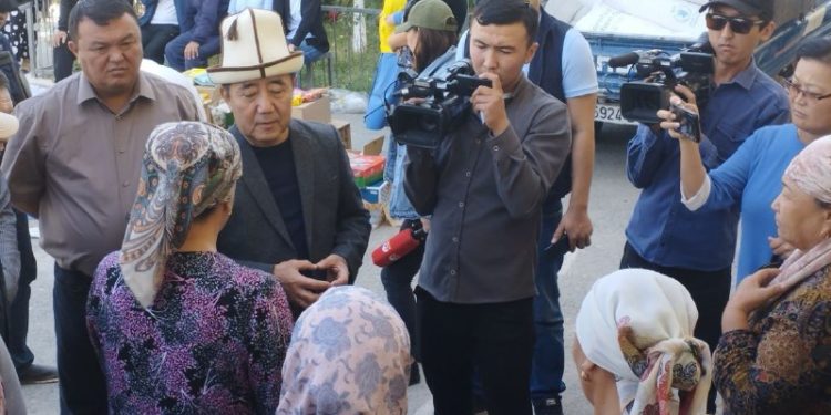 Эмгек министри Интернационал айылына гуманитардык жардам тапшырды