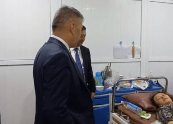 “Атын ырымдап Эламан деп койдук”. Тажикстандын кол салуусунан улам ОшМУнун жатаканасына эвакуацияланган келин уул төрөдү