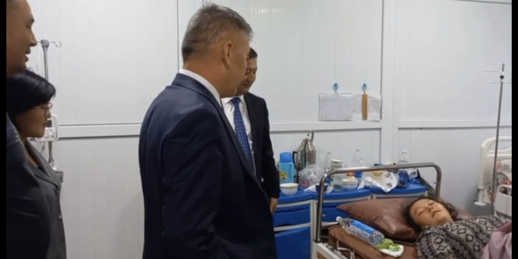 “Атын ырымдап Эламан деп койдук”. Тажикстандын кол салуусунан улам ОшМУнун жатаканасына эвакуацияланган келин уул төрөдү