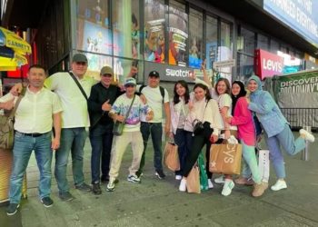 «Президенттик аппараттын кызматкерлери Нью-Йоркто шопинг кылып жүрөт» деген билдирүү жазылып, жарыяланган сүрөт талкууга түштү