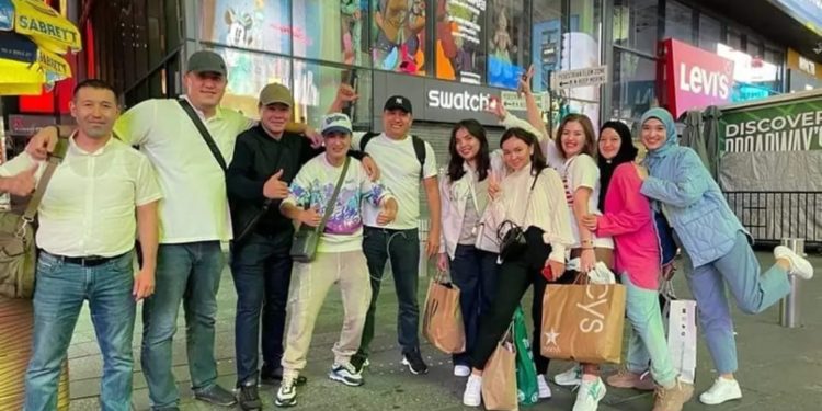 «Президенттик аппараттын кызматкерлери Нью-Йоркто шопинг кылып жүрөт» деген билдирүү жазылып, жарыяланган сүрөт талкууга түштү