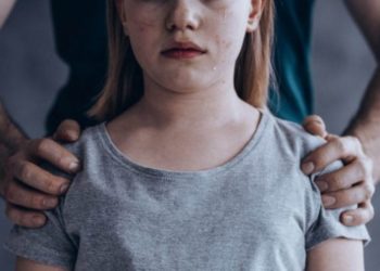 Бишкекте жашы жете элек кызга «бир нерсе көрсөтөм» деген жаран суралды