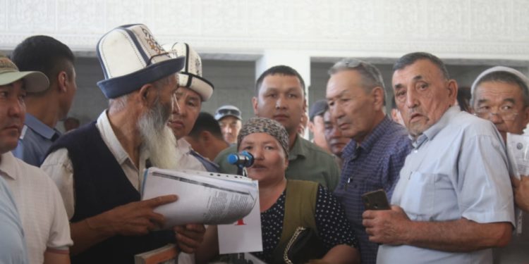 Өзгөн районунун тургундары үй куруу үчүн жер тилкелерине жана таза сууга муктаж экендигин айтышты