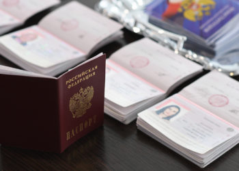 Путин аскердик кызматын өтөө тууралуу келишимге кол койгон чет өлкөлүктөргө жарандыкты жөнөкөй шартта бере турган мыйзамга кол койду