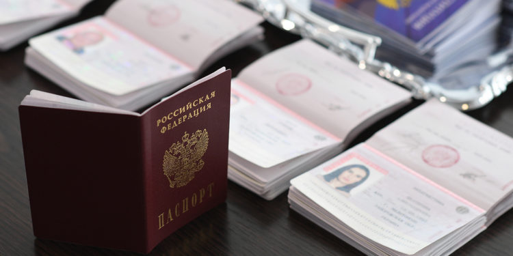 Путин аскердик кызматын өтөө тууралуу келишимге кол койгон чет өлкөлүктөргө жарандыкты жөнөкөй шартта бере турган мыйзамга кол койду