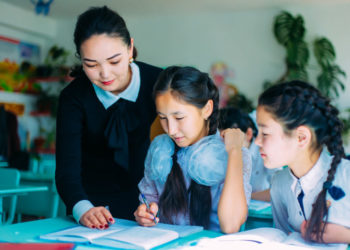 Мугалимдердин эң көп жана эң аз айлыктары канча сом? Министрлик жооп берди