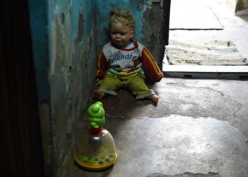 Апасы 2 кичинекей кызынын атасы тарабынан зордукталганын айтышы. Милиция маалымат берди