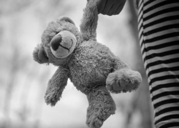 «Сөөгүн кечээ жерге бердик». Кадамжайда өлтүрүлгөн кыздын жакыны маалымат берди