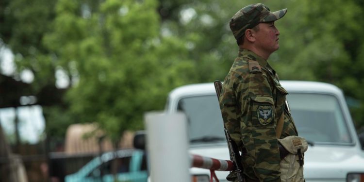 Кыргыз-тажик чек арасындагы атышууда Кыргызстандын 2 чек арачысы жаракат алды