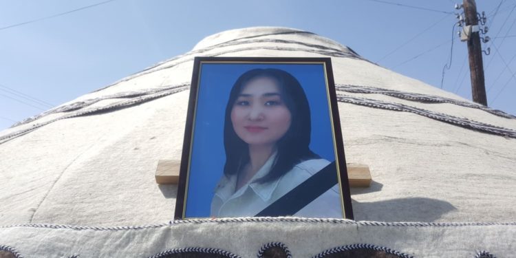 Уурдалып, өлтүрүлгөн Айзада Канатбекова. Жактоочу соттолгондордун ар бири 100 миң сом эмес, 20 миң сомдон берерин айтты