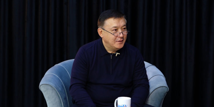 Келдибеков: «Мушташкандар болгон, бирок Жогорку Кеңешке эки жашик курал алып кирүү болгон эмес»