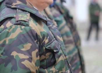 Министр: «Сүйлөшкөн кызы шакегин берип жиберип, аскер ошол үчүн атынып өлүп жатса Коргоо министрлиги күнөөлүүбү?»