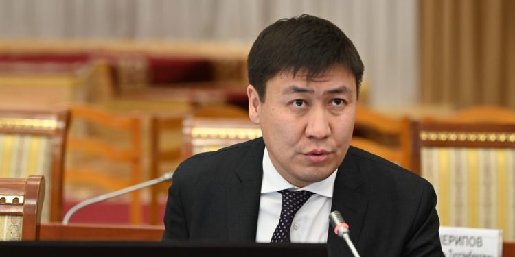 ИИМ: “Билим берүү министри Алмазбек Бейшеналиев 110 миң доллар пара алууга шектелүүдө”