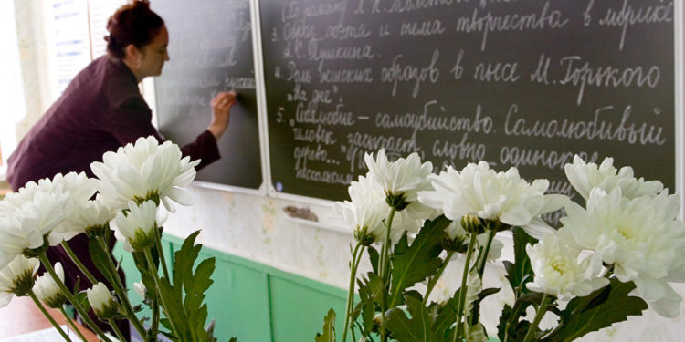 Мугалимдер бир күндүк айлыгын баткендиктерге которду