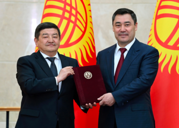 Президент: «Акылбек Жапаровго «экөөбүздүн тең фамилиябыз – Жапаров. Фамилиябызды булгабайлы» деп айтып жатам»