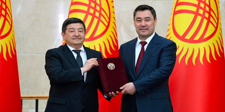 Президент: «Акылбек Жапаровго «экөөбүздүн тең фамилиябыз – Жапаров. Фамилиябызды булгабайлы»  деп айтып жатам»