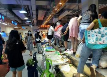 Кытайда кайрадан карантин. Азык-түлүк кымбаттап, дүкөндөрдө дүрбөлөң башталды