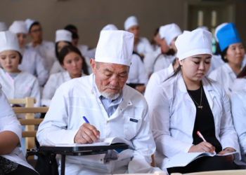 ОшМУнун 85 жаштагы студенти: «Убагында турмуштук кыйынчылыктардан улам окуумду таштап койгом»