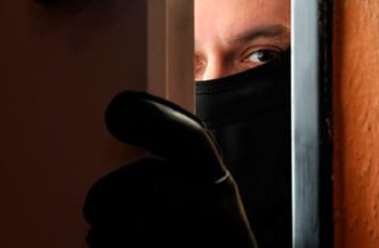 Ысык-Көлдө жигиттерди сабап, унаа тартып алган жарандар унааны ээси кайрып алуу үчүн акча талап кылышкан