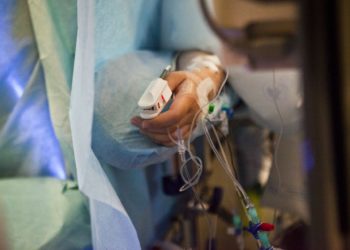 «Баланын ичи чоңоюп кеткен». Бишкекте үч жашар баладан 1,8 килограммдык поликистоз алынды (сүрөт)