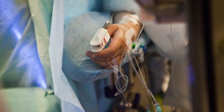 «Баланын ичи чоңоюп кеткен». Бишкекте үч жашар баладан 1,8 килограммдык поликистоз алынды (сүрөт)