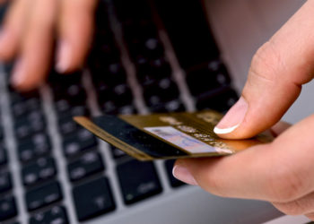 «Паролун сыртына жазып койгон». Жети-Өгүздө карыя банк карточкасынан 27 миң сомун уурдатты