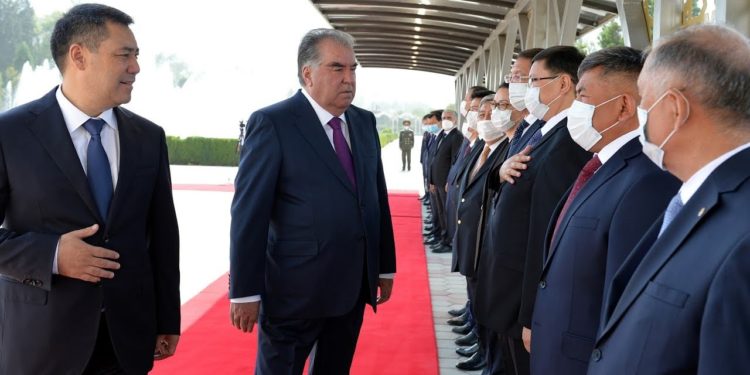Президент элдин сынына кабылса да, Тажикстанга барып келгенин айтты