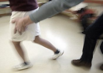 «Өгөй ата досу менен 16 жаштагы кызды зордуктап, видеого тартып». Милиция экспертизалар дайын боло электигин билдирди