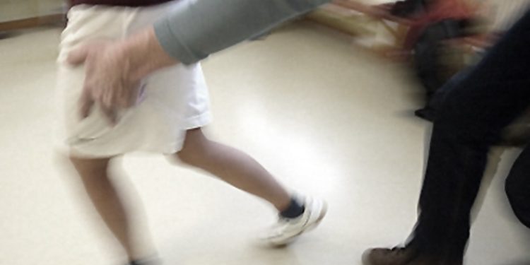 «Өгөй ата досу менен 16 жаштагы кызды зордуктап, видеого тартып». Милиция экспертизалар дайын боло электигин билдирди